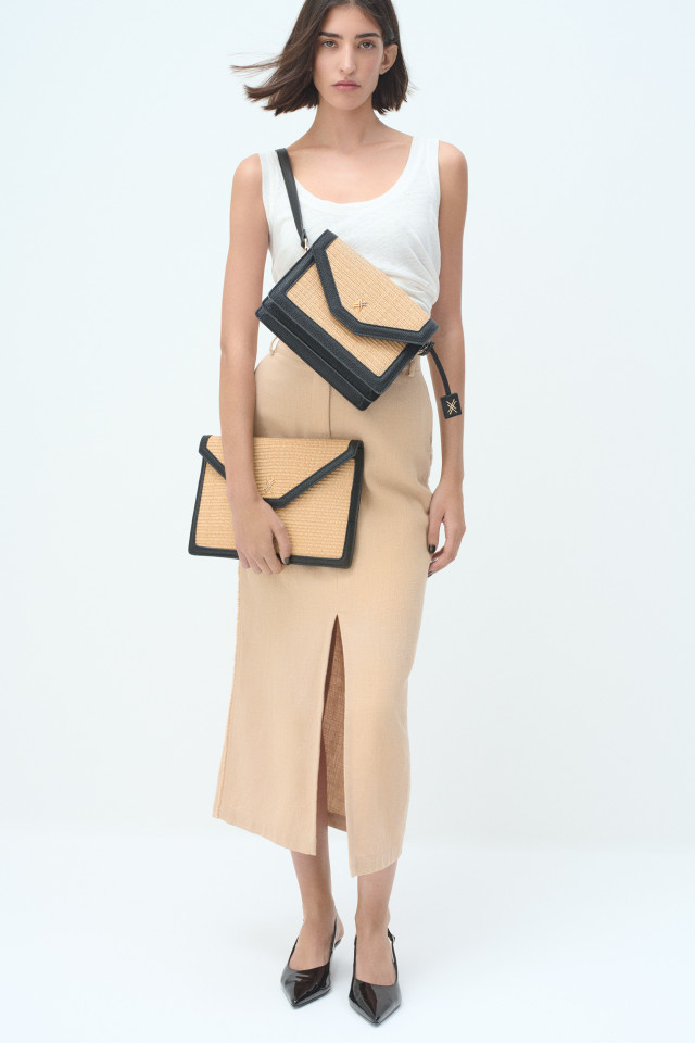 Lookbook: Jupe crayon à l’aspect lin + Haut sans manches à encolure ronde + Pochette élégante avec raphia + Slingbacks avec talon aiguille bas