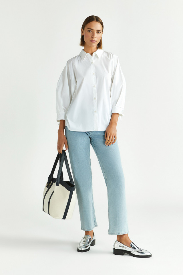Lookbook: Oversized blouse met raglanmouw + Jeansbroek met smalle pijpen + Elegante tas met linnenstructuur + Geklede loafer