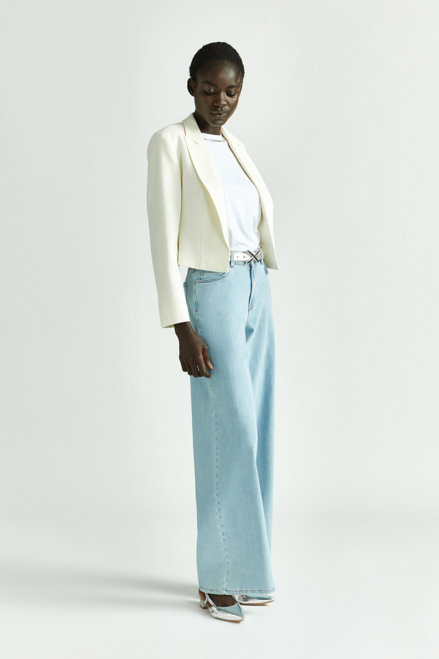 Lookbook: Kort spencerjasje + T-shirt met zilveren hals + Zomerse flared jeansbroek + Lederen riem + Elegante slingback