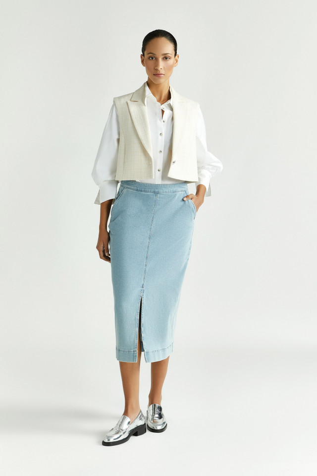 Lookbook: Chemisier en tissu froissé + Blazer sans manches à carreaux + Jupe droite en jean + Mocassins habillés