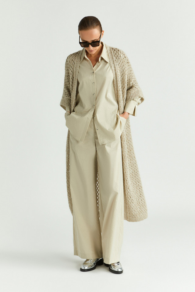 Lookbook: Chemisier en tissu froissé + Gilet kimono long en laine d’alpaga + Pantalon froissé à jambes larges + Mocassins habillés + Lunettes de soleil recyclables