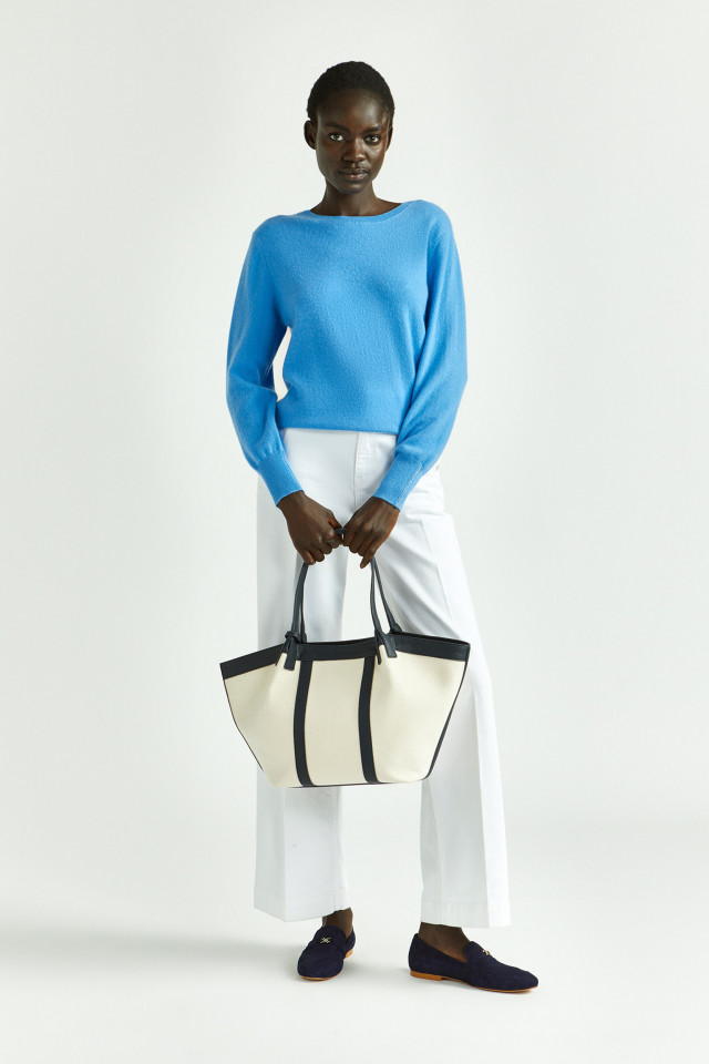Lookbook: Pull en cachemire à encolure ronde + Jean à jambes larges + Sac élégant avec structure en lin + Mocassins élégants