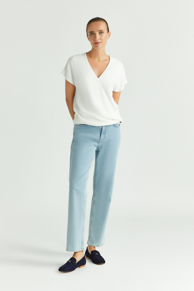 Lookbook: T-shirt met cache-coeur look + Jeansbroek met smalle pijpen + Stijlvolle loafers