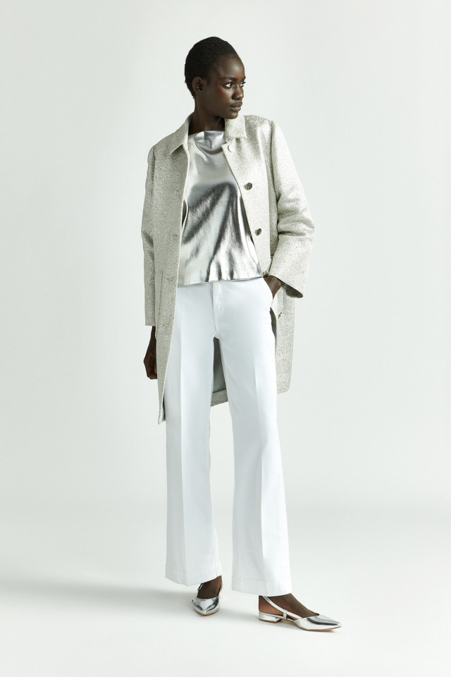 Lookbook: Faux leather top + Jeansbroek met wijde pijpen + Zilveren mantel met knopen + Elegante slingback