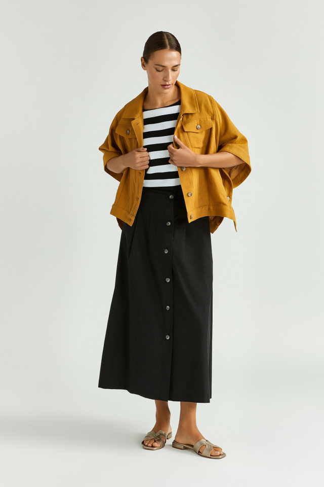 Lookbook: Cape à l’aspect de veste en jean + Jupe boutonnée en coton biologique + Haut à épaules larges + Mules Xandres