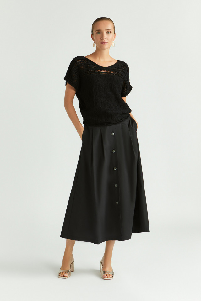 Lookbook: Jupe boutonnée en coton biologique + Pull en maille ajourée + Chaussures à talon festives + Boucles d’oreilles habillées