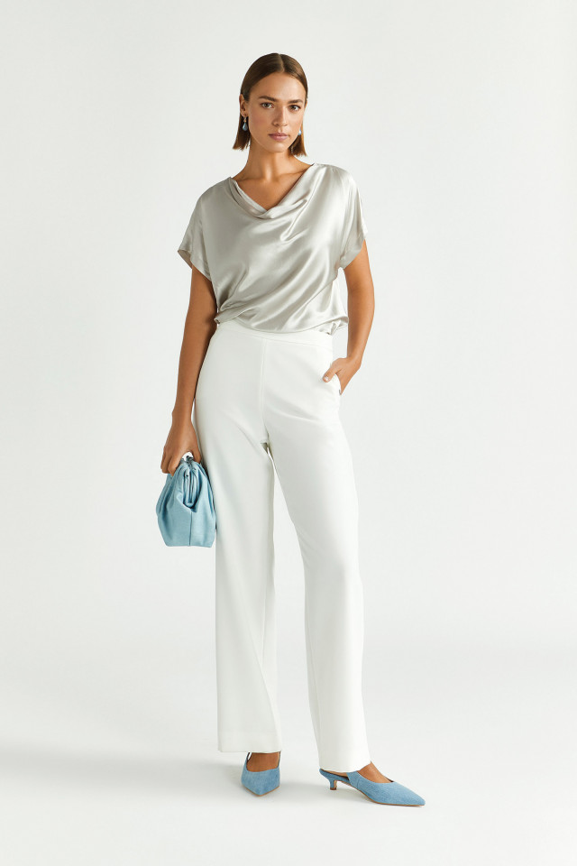 Lookbook: Soepelvallende broek met wijde pijpen + Blouse met zijdelook + Cloud bag clutch + Slingback met kitten heel + Druppelvormige oorbellen