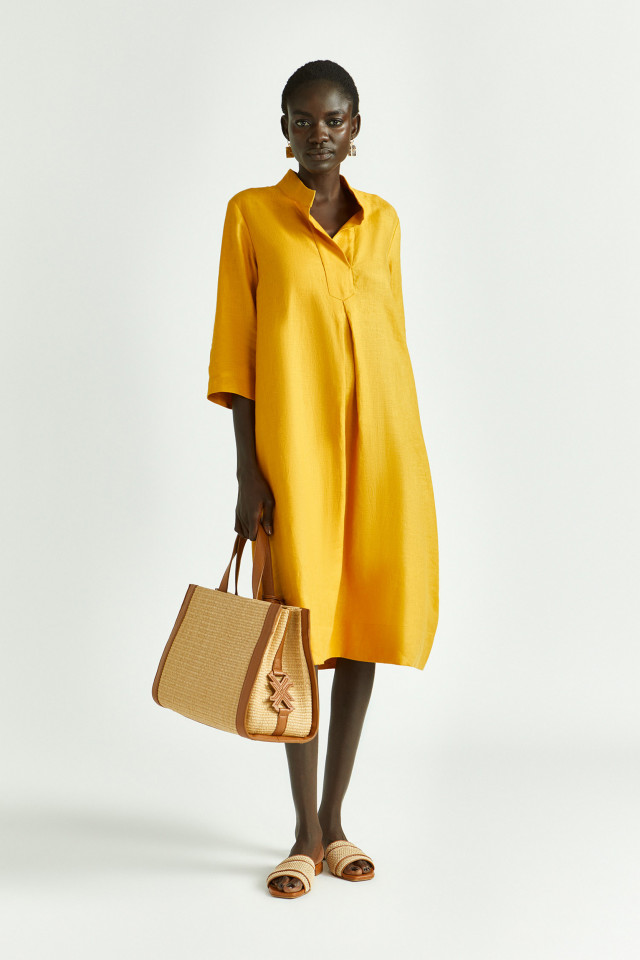 Lookbook: Middellange linnen jurk + Stijlvolle handtas met raffia + Zomerse slipper + Geklede oorbellen