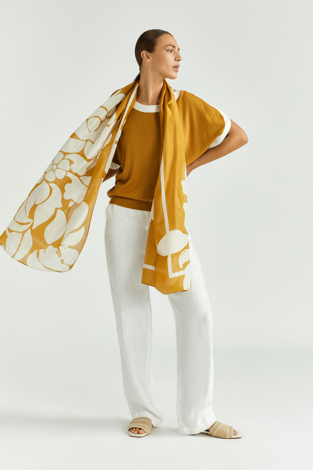 Lookbook: Pantalon en lin à jambes droites + Petit pull surdimensionné + Foulard à motif ornemental + Mules d’été