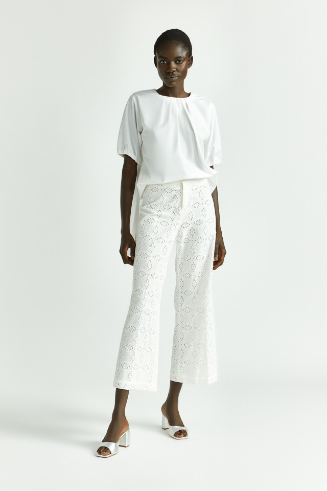 Lookbook: Blouse met asymmetrische plooien + Rechte broek met broderie + Feestelijke hakken