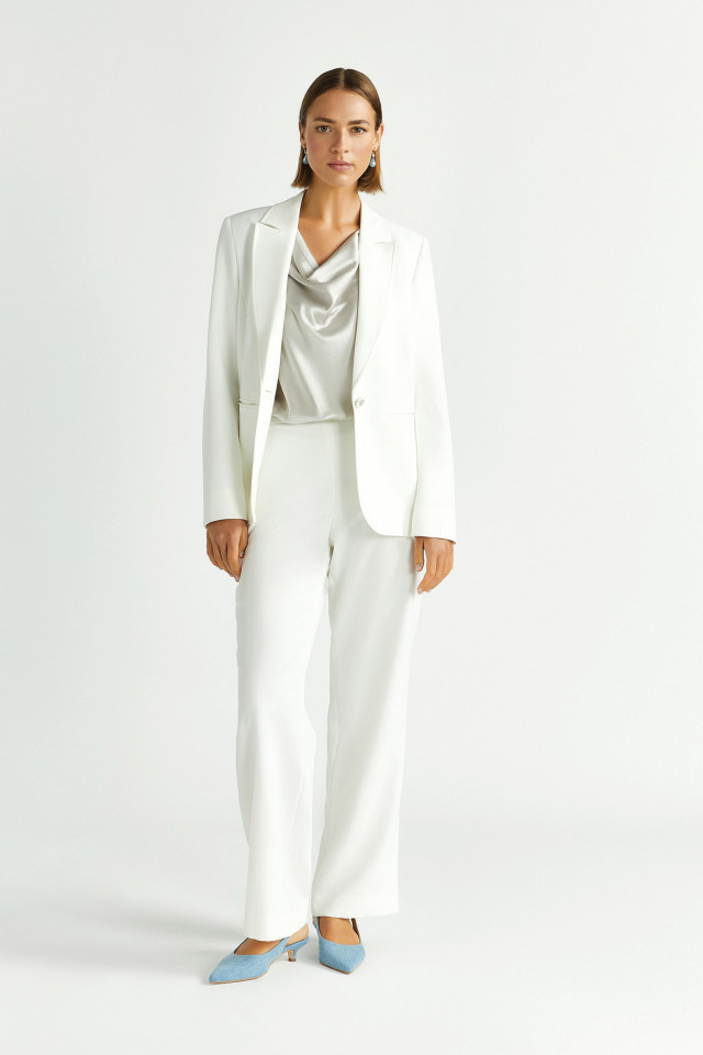 Lookbook: Blazer à col revers + Pantalon fluide à jambes larges + Blouse soyeuse + Slingbacks avec talon aiguille bas + Boucles d’oreilles en forme de goutte