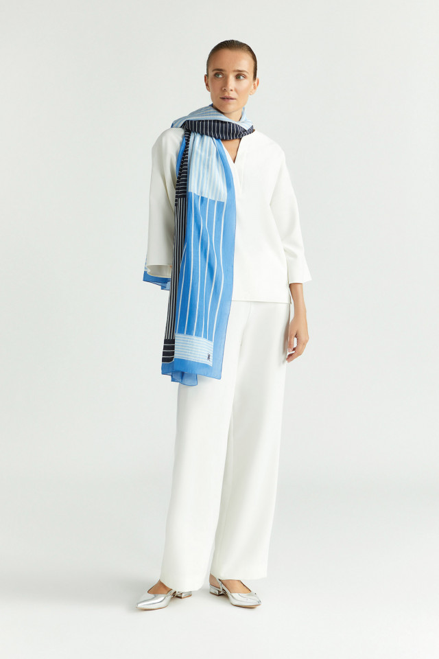 Lookbook: Pantalon fluide à jambes larges + Blouse en tissu souple + Écharpe à motif rayé + Slingbacks élégantes