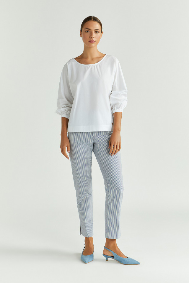 Lookbook: Pantalon rayé moulant + Blouse en matière t-shirt + Slingbacks avec talon aiguille bas