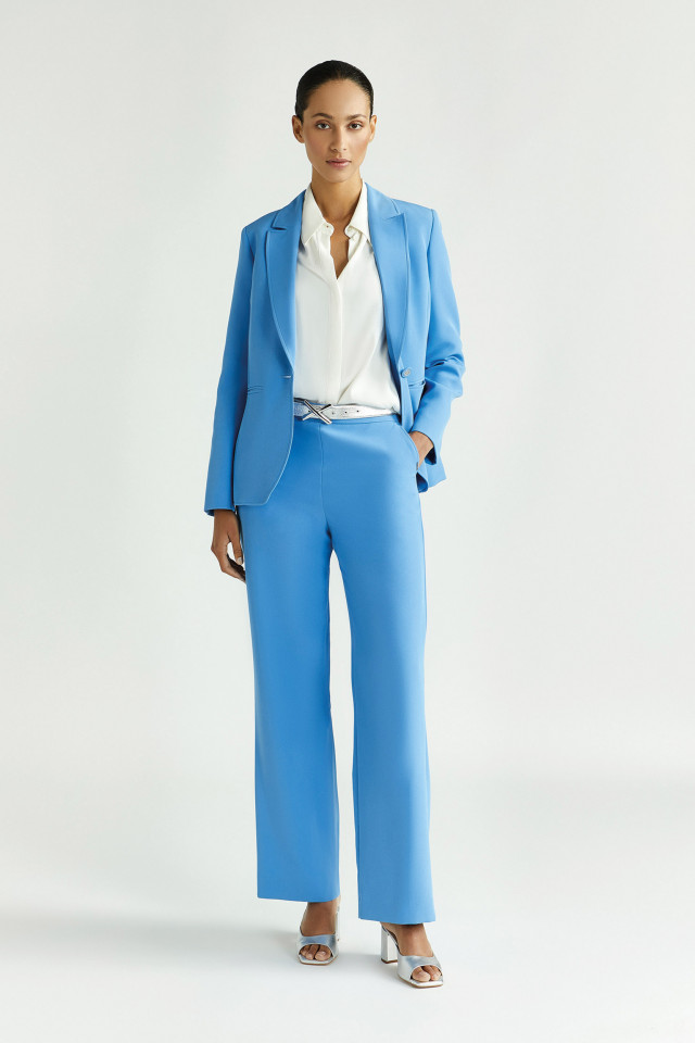 Lookbook: Blazer met reverskraag + Blouse met mouwdetail + Soepelvallende broek met wijde pijpen + Lederen riem + Feestelijke hakken