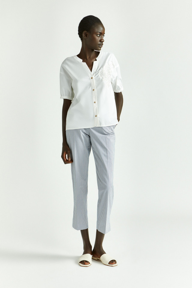 Lookbook: Smalle gestreepte broek + Blouse met borduur + Lederen slipper