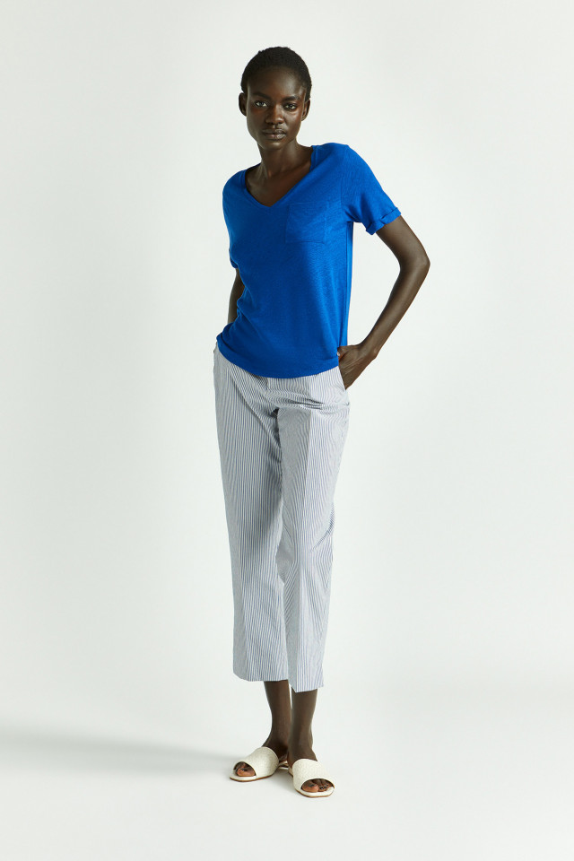 Lookbook: Narrow striped trousers + Basic T-shirt with V-neck + Leather sandals