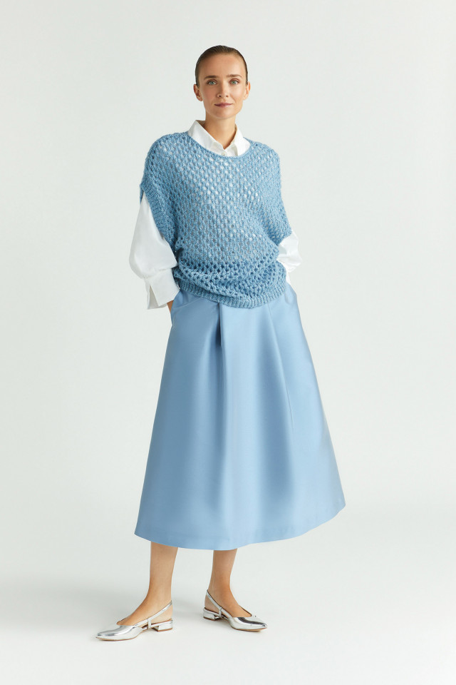 Lookbook: Hemdblouse van krinkelstof + Wijde A-lijn rok + Debardeur met alpacawol + Elegante slingback