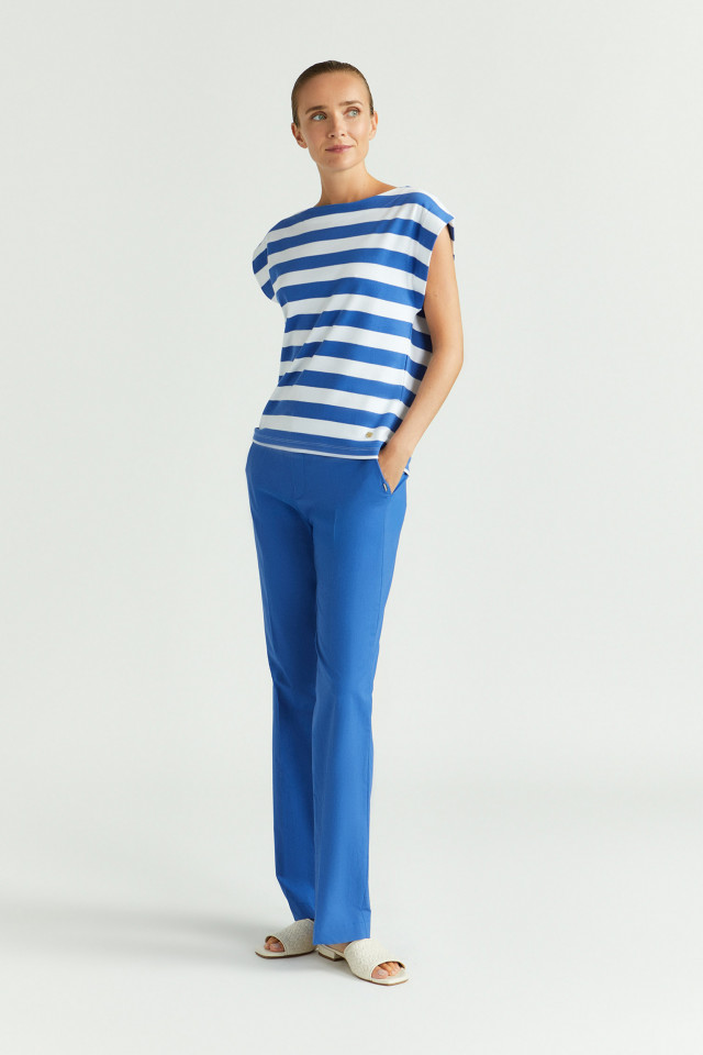 Lookbook: Trousers in organic cotton + Top with broad shoulders + Leather sandals