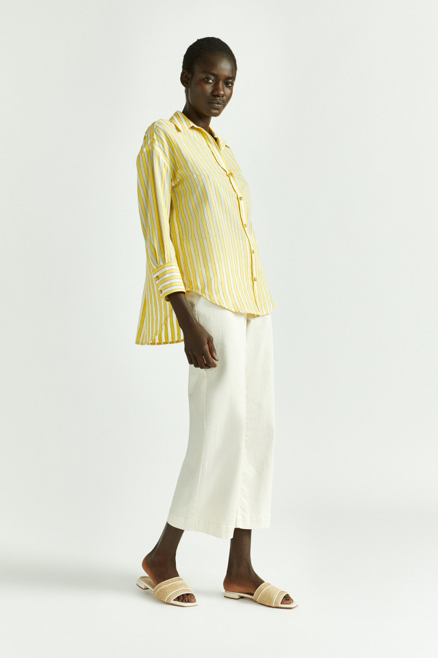 Lookbook: Semitransparant hemd met strepen + Jeansbroek met tailleband + Zomerse slipper + Ketting met opvallende edelstenen