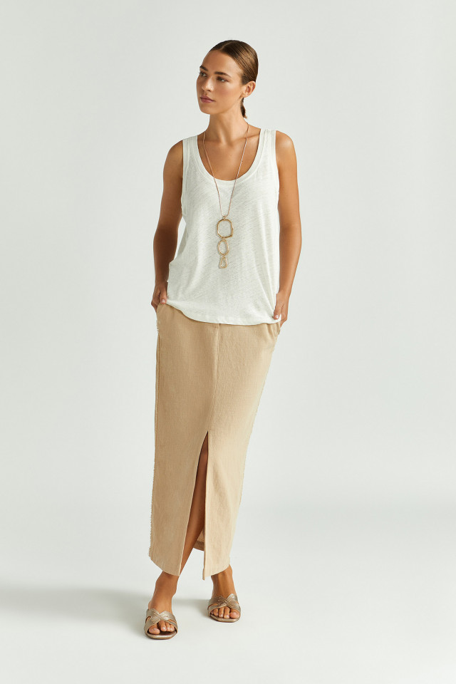 Lookbook: Jupe crayon à l’aspect lin + Haut sans manches à encolure ronde + Mules Xandres + Collier long plaqué or mat avec forme organique