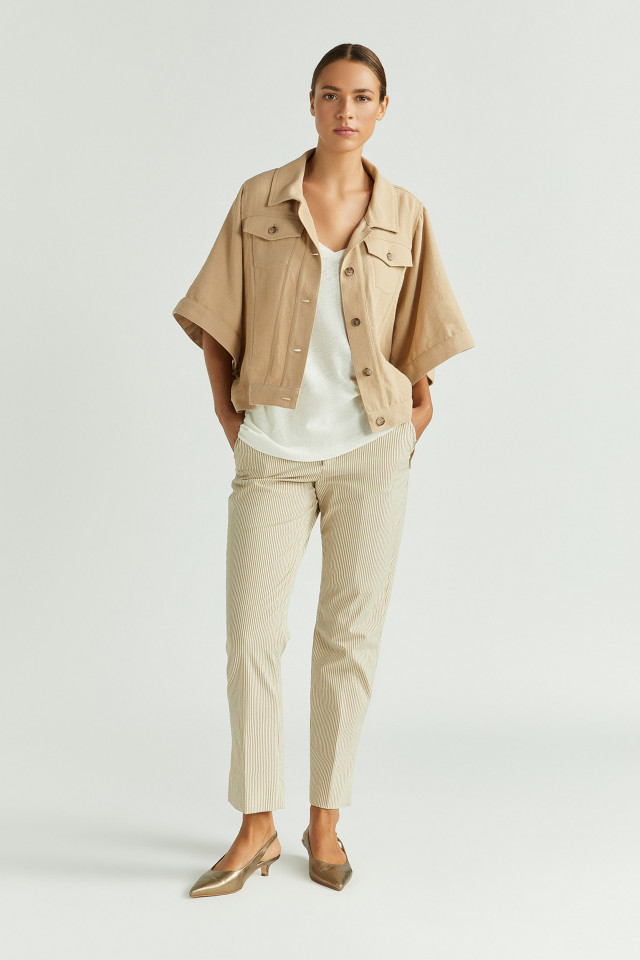 Lookbook: Smalle gestreepte broek + Cape met jeansjas look + Basis T-shirt met V-hals + Slingback met kitten heel