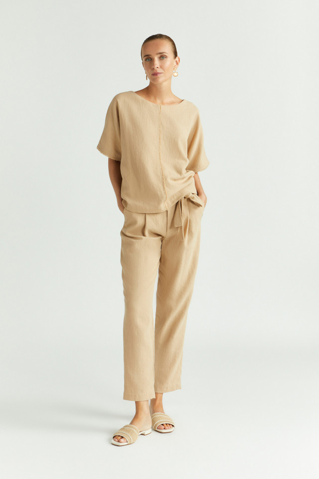 Lookbook: Blouse à l’aspect lin + Pantalon carotte à l’aspect lin + Mules d’été + Boucles d’oreilles avec pendentif en deux parties