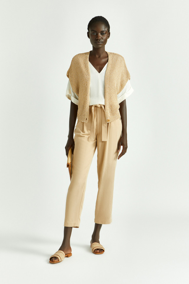 Lookbook: Carotte broek met linnenlook + Blouse in zomers linnen + Mouwloos gilet met structuur + Zomerse slipper