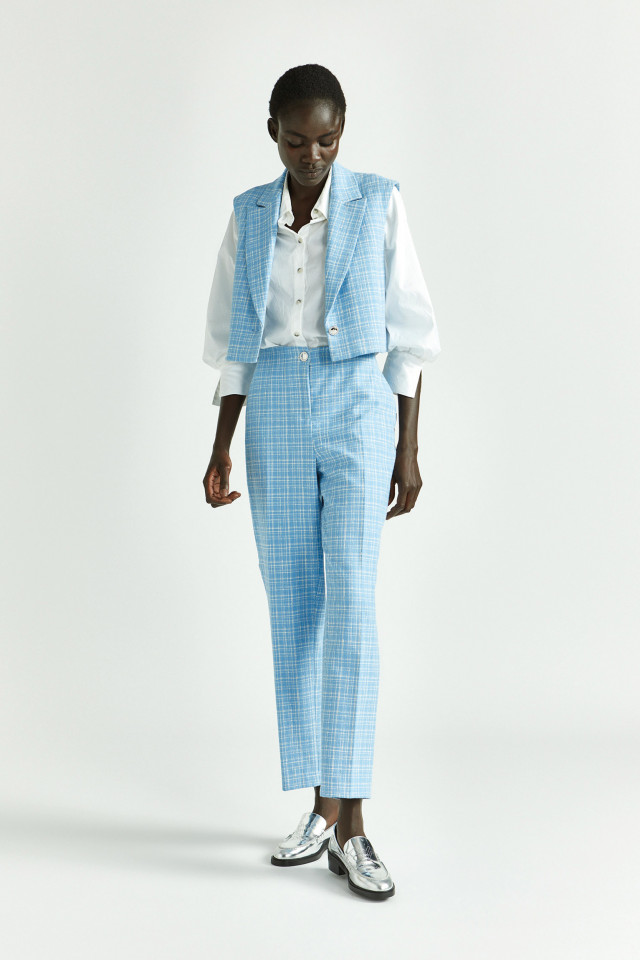 Lookbook: Pantalon à carreaux à jambes étroites + Chemisier en tissu froissé + Blazer sans manches à carreaux + Mocassins habillés
