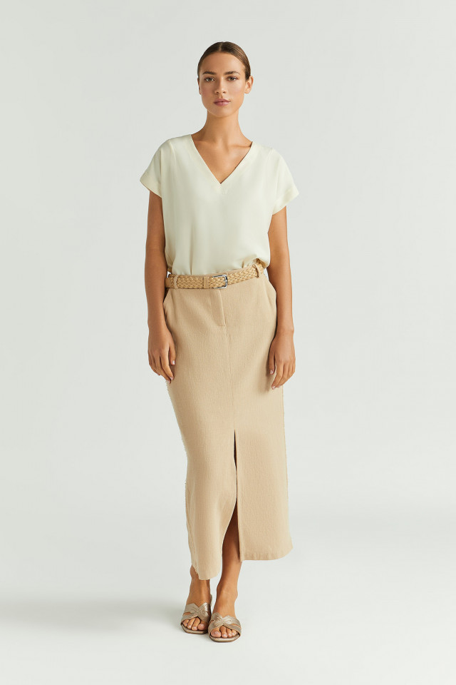 Lookbook: Jupe crayon à l’aspect lin + Blouse sans manches à encolure en V + Ceinture raphia 100 % en cuir + Mules Xandres