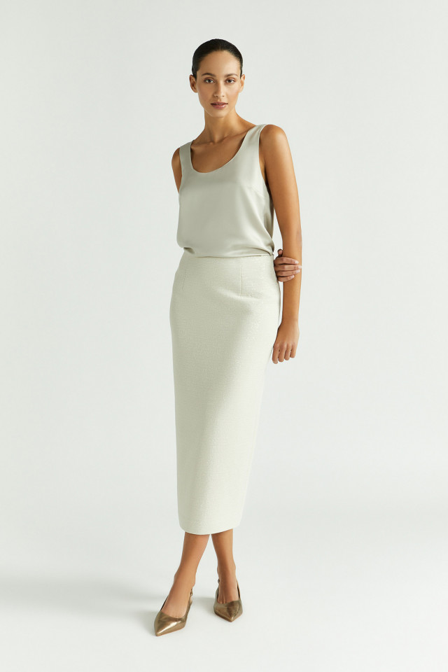 Lookbook: Mouwloze top van glanzende stof + Kokerrok met pailletten + Slingback met kitten heel