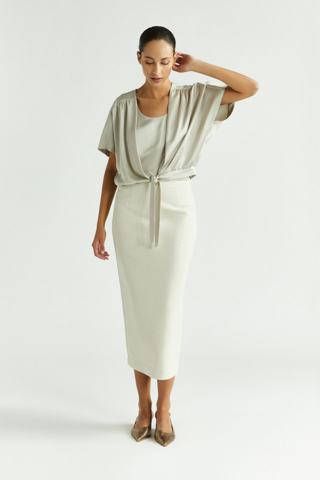 Lookbook: Blouse van glanzende stof + Mouwloze top van glanzende stof + Kokerrok met pailletten + Slingback met kitten heel