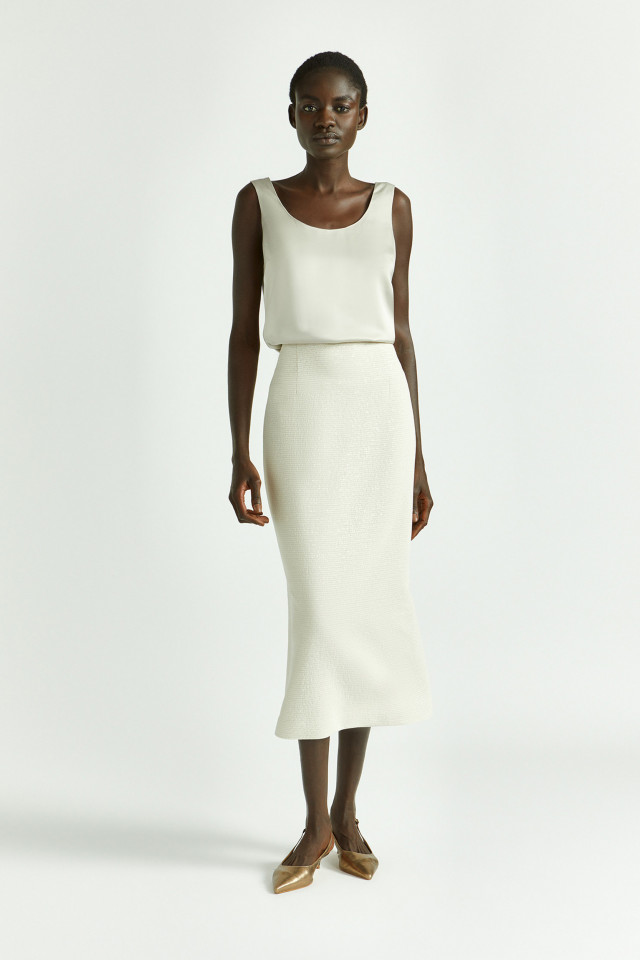Lookbook: Mouwloze top van glanzende stof + Kokerrok met pailletten + Slingback met kitten heel