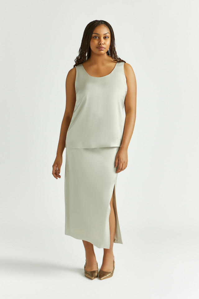 Lookbook: Kokerrok van glanzende stof + Mouwloze top van glanzende stof + Slingback met kitten heel