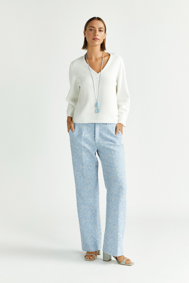 Lookbook: Pantalon en seersucker structuré + Petit pull tricoté en coton  + Collier avec pierres précieuses remarquables + Sandales à talon carré