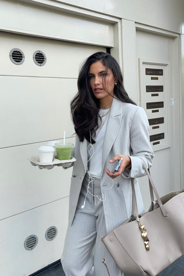 Lookbook: Blazer met pinstripe in lurex + Broek met pinstripe in lurex + Ruime schoudertas faux leather + Tricolore slingback + Wit T-shirt met ronde hals en korte mouwen