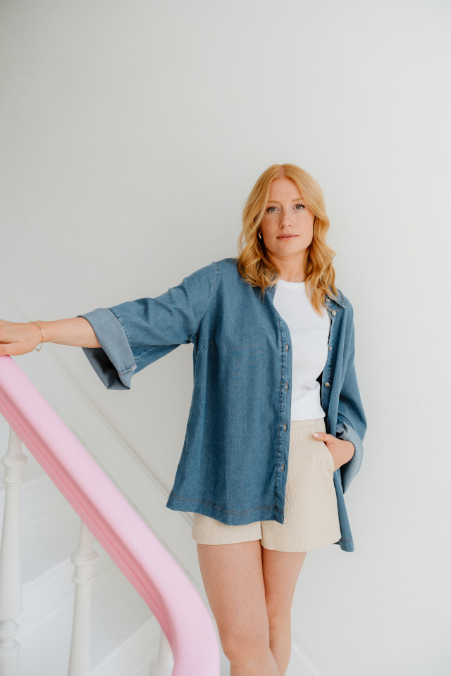 Lookbook: Luxueux short en jacquard + Débardeur côtelé + Blouse en jean à manches larges + Mules d’été