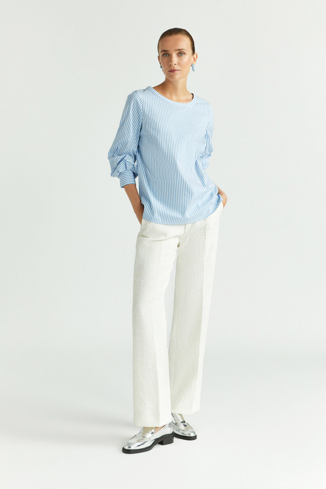 Lookbook: Pantalon en seersucker structuré + Blouse rayée + Mocassins habillés + Boucles d’oreilles avec deux pierres