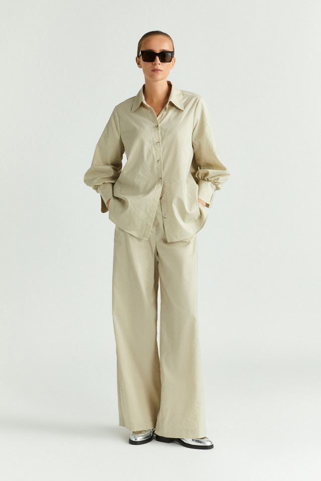 Lookbook: Chemisier en tissu froissé + Pantalon froissé à jambes larges + Mocassins habillés