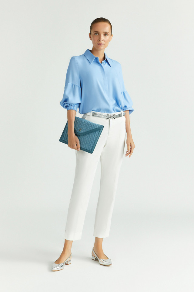 Lookbook: Katoenen broek met smalle pijpen + Blouse met mouwdetail + Lederen riem + Stijlvolle clutch met raffia + Elegante slingback