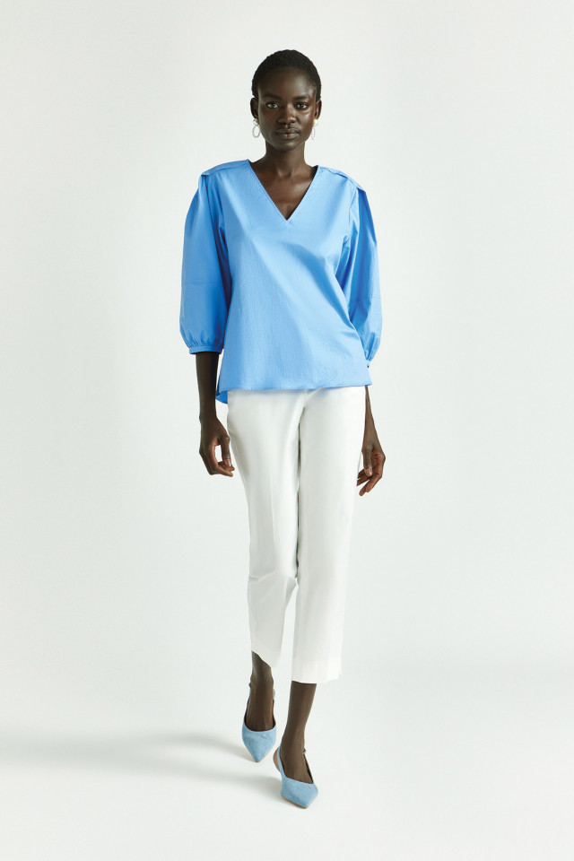 Lookbook: Pantalon à jambes étroites en coton + Blouse à manches bouffantes + Slingbacks avec talon aiguille bas + Boucles d’oreilles élégantes avec perle