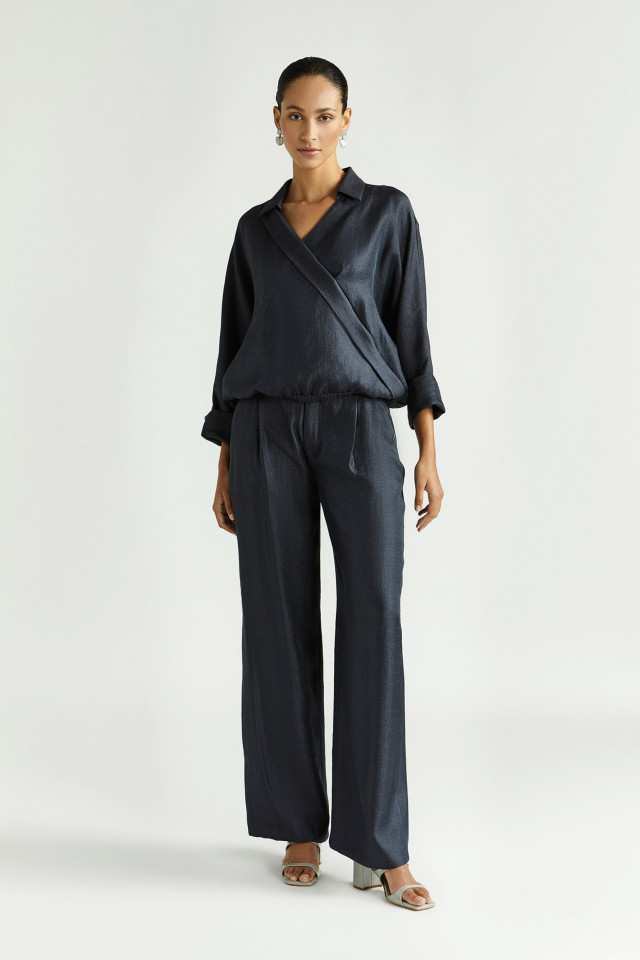 Lookbook: Pantalon brillant à pli marqué + Cache-cœur brillant + Boucles d’oreilles avec pendentif en deux parties + Sandales à talon carré