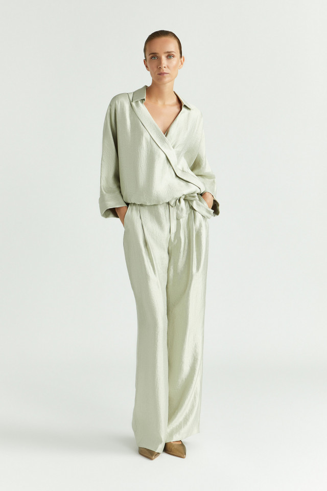 Lookbook: Glanzende bandplooibroek + Glanzende cache-coeur + Slingback met kitten heel