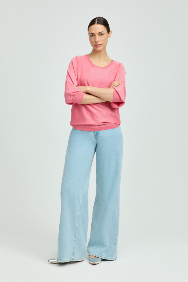Lookbook: Soepelvallende lurex pull + Zomerse flared jeansbroek + Elegante slingback