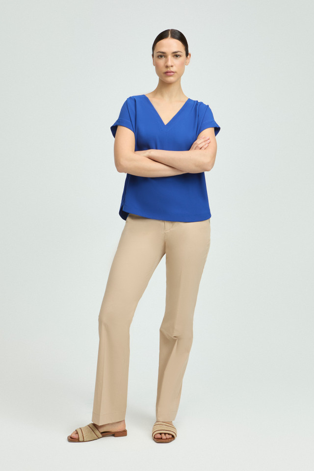 Lookbook: Broek van organisch katoen + Mouwloze blouse met V-hals + Zomerse slipper