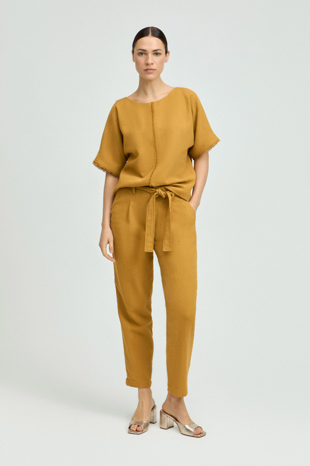 Lookbook: Blouse à l’aspect lin + Pantalon carotte à l’aspect lin + Chaussures à talon festives