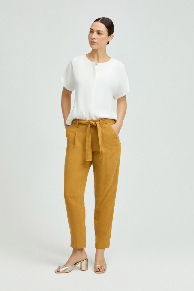 Lookbook: Blouse avec fermeture invisible + Pantalon carotte à l’aspect lin + Chaussures à talon festives