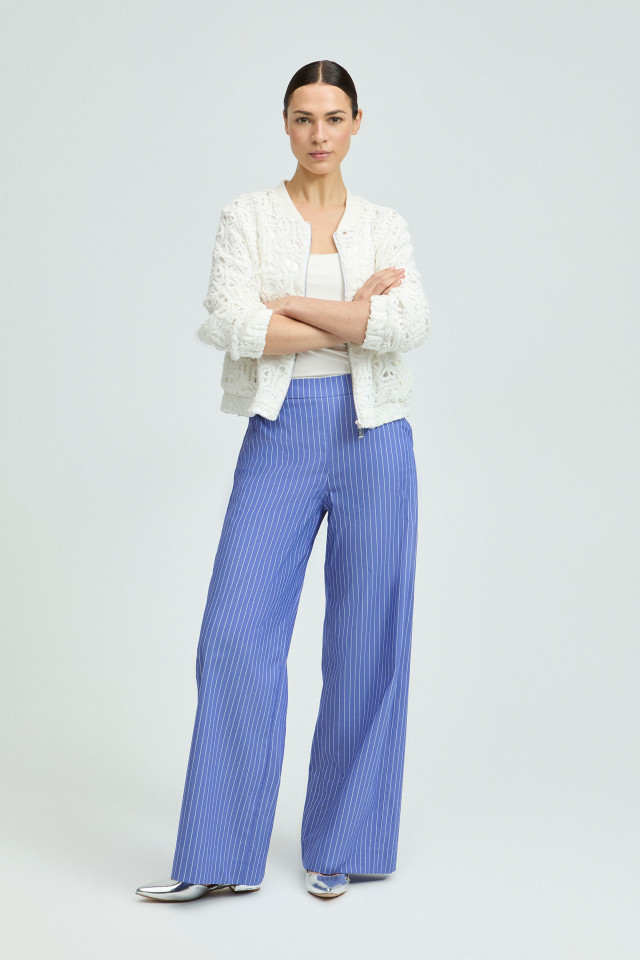 Lookbook: Pantalon rayé à jambes larges + Veste bomber en macramé + Slingbacks élégantes + Top écru à bretelles spaghetti