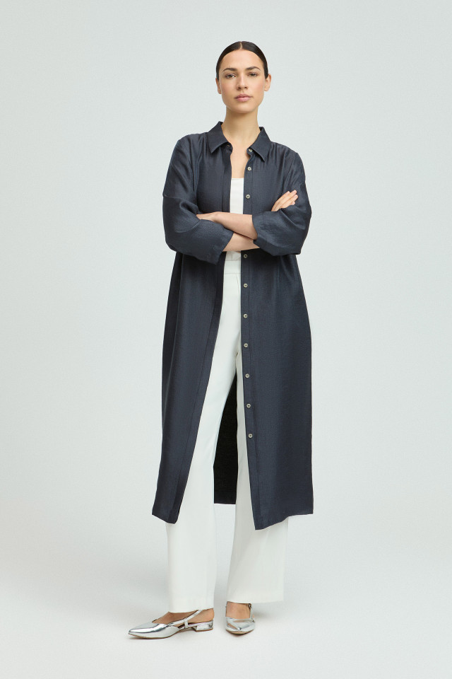 Lookbook: Glanzende hemdjurk + Elegante slingback + Ecru top met spaghettibandjes + Witte losse broek