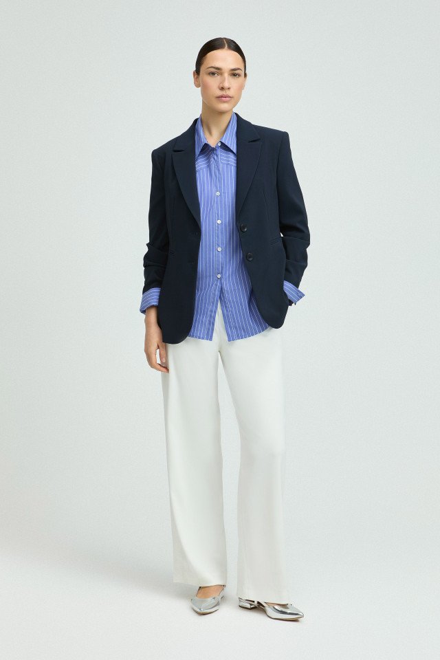 Lookbook: Blouse met strepen + Elegante slingback + Donkerblauwe getailleerde, kreukvrije blazer + Witte losse broek