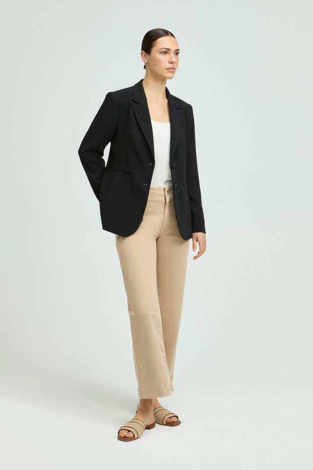 Lookbook: Jeansbroek met tailleband + Zomerse slipper + Ecru top met spaghettibandjes + Zwarte getailleerde, kreukvrije blazer